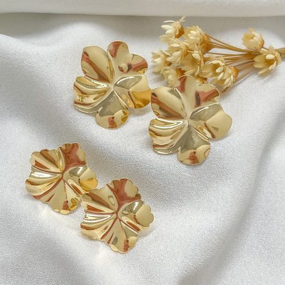 Brinco Semi Jóia Dourado Chapa Flor