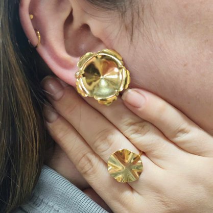 Brinco Semi Jóia Dourado Chapa Flor