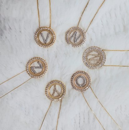Colar Semi Jóia Dourado Letra com Pedras