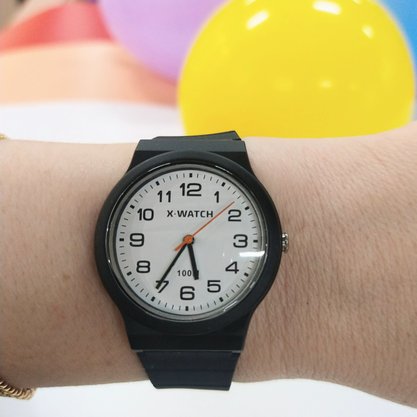 Relógio X-watch Unissex Preto Fundo Branco
