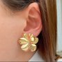 Brinco Semi Jóia Dourado Chapa Flor